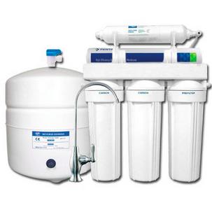Reverse osmosis system with storage tank